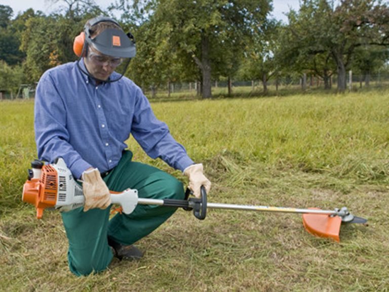 Костюм для покоса травы. Мотокоса Stihl FS 55. Триммер штиль 55. Косим траву мотокосой штиль ФС 55. Stihl FS 55 C.