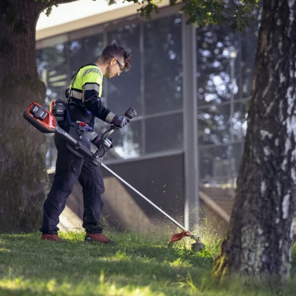 Husqvarna 525iRXT Cordless Strimmer